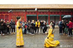 李嘉铭身穿戏服求婚刘泳希 刘泳希感动流泪