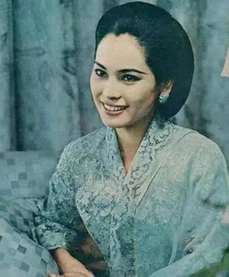 15岁当妓女,22岁成总统夫人,53岁全裸写真,她活成最率真女王!