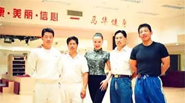 “健美女皇”马华41岁病逝,将军父亲痛哭,丈夫绝望下求神拜佛