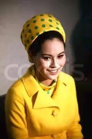 15岁当妓女,22岁成总统夫人,53岁全裸写真,她活成最率真女王!