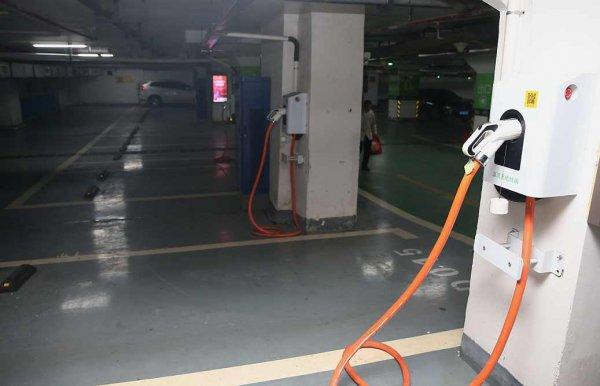 汽车充电尴尬?充电桩本就是个尴尬!记者实测长沙城区奇葩汽车充电地
