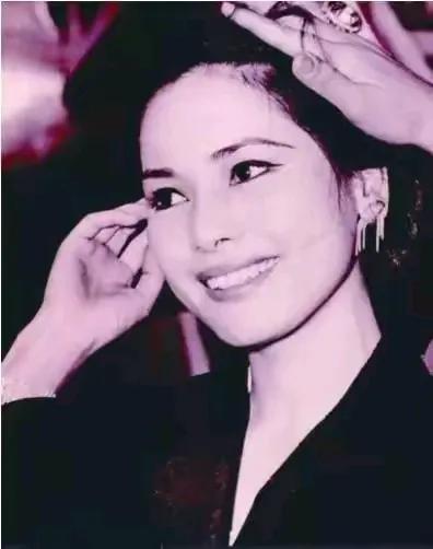 15岁当妓女,22岁成总统夫人,53岁全裸写真,她活成最率真女王!