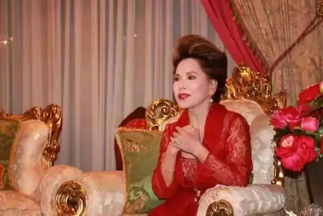 15岁当妓女,22岁成总统夫人,53岁全裸写真,她活成最率真女王!