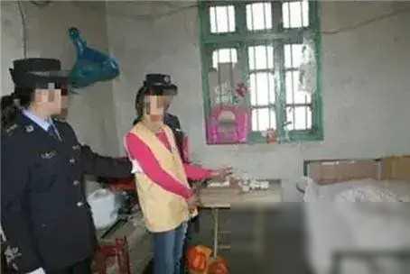 25岁美女护士沉迷赌博,出卖身体找同事借钱,一步一步步入深渊