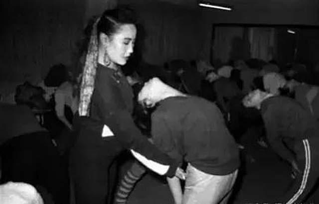 “健美女皇”马华41岁病逝,将军父亲痛哭,丈夫绝望下求神拜佛