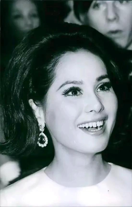 15岁当妓女,22岁成总统夫人,53岁全裸写真,她活成最率真女王!