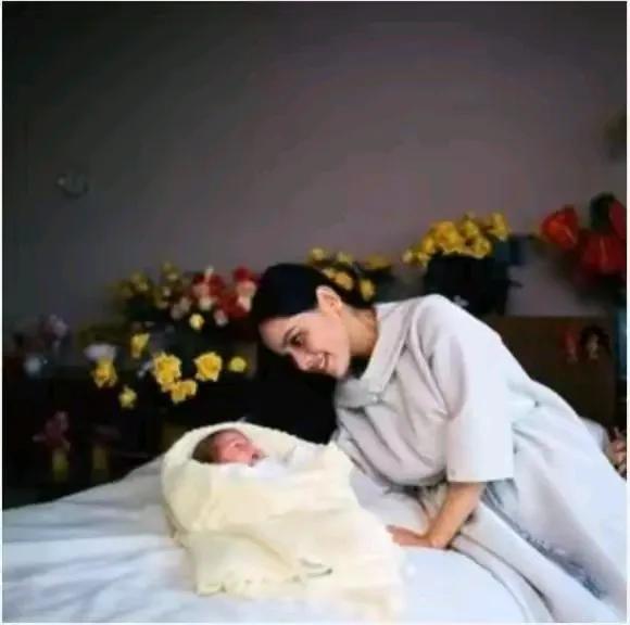 15岁当妓女,22岁成总统夫人,53岁全裸写真,她活成最率真女王!