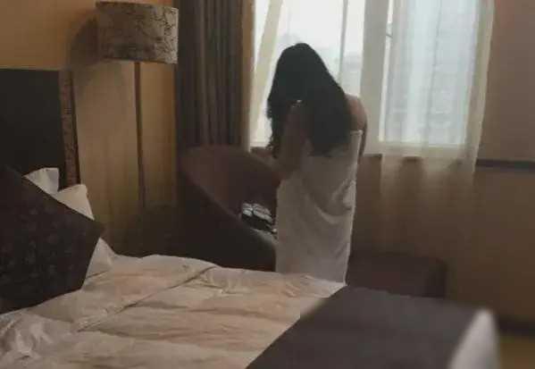 25岁美女护士沉迷赌博,出卖身体找同事借钱,一步一步步入深渊