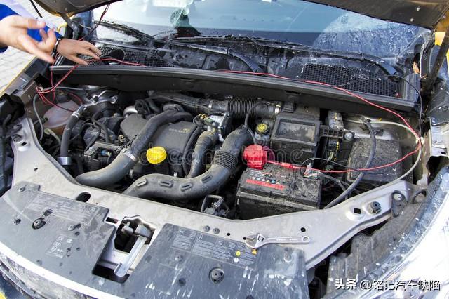 汽车发动机打不着无法启动,不要怕!修理工教你一招,一打就着!