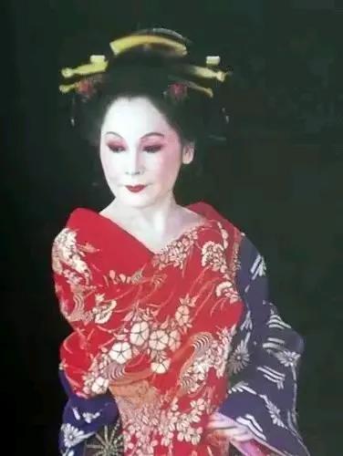 15岁当妓女,22岁成总统夫人,53岁全裸写真,她活成最率真女王!