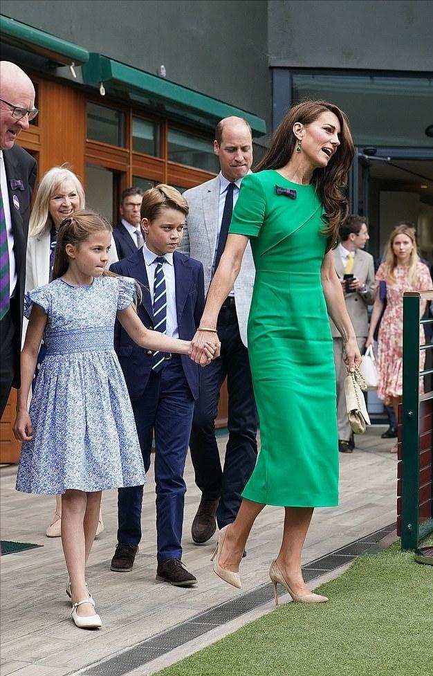 11岁乔治从“乔胖”变帅气少年,颜值不输威廉,大长腿绅士范十足