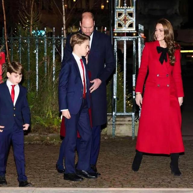 11岁乔治从“乔胖”变帅气少年,颜值不输威廉,大长腿绅士范十足