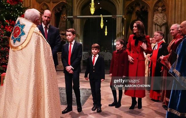 11岁乔治从“乔胖”变帅气少年,颜值不输威廉,大长腿绅士范十足