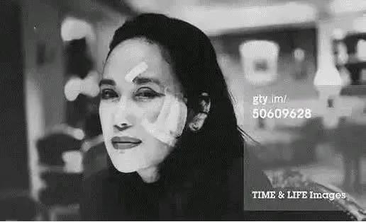 15岁当妓女,22岁成总统夫人,53岁全裸写真,她活成最率真女王!