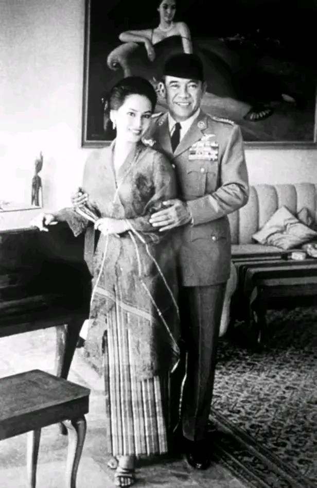 15岁当妓女,22岁成总统夫人,53岁全裸写真,她活成最率真女王!