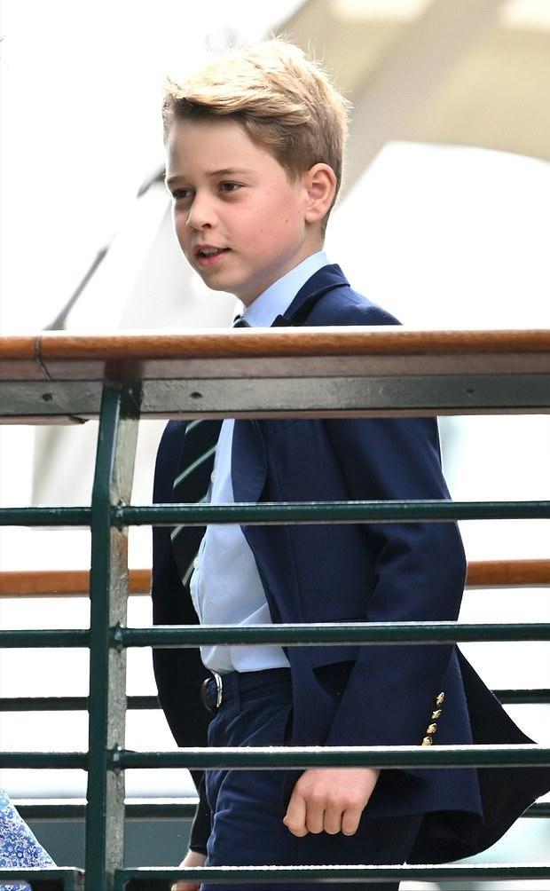 11岁乔治从“乔胖”变帅气少年,颜值不输威廉,大长腿绅士范十足