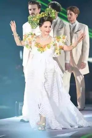 15岁当妓女,22岁成总统夫人,53岁全裸写真,她活成最率真女王!