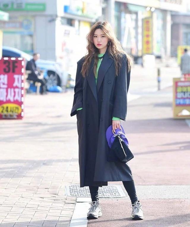 这些高人气的韩国街拍穿搭,你应该学学,简单且日常,个性还时髦