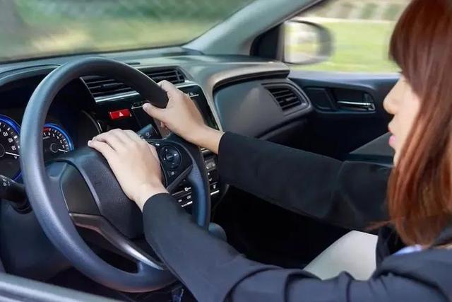 汽车喇叭“暗语”揭秘:按“一下,两下,长按各是什么意思?