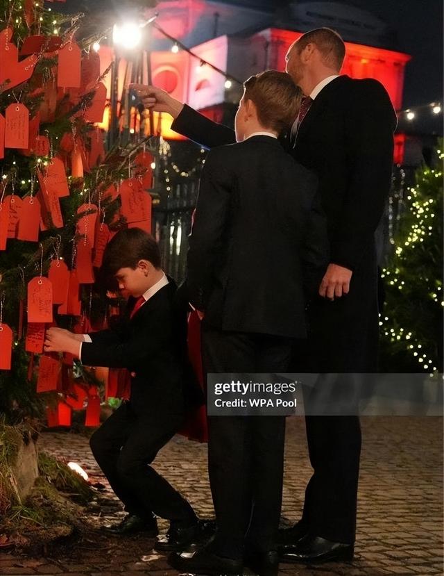 11岁乔治从“乔胖”变帅气少年,颜值不输威廉,大长腿绅士范十足