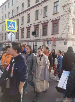 卢靖姗出国拍戏自曝多次受伤 坚持拍摄敬业满分