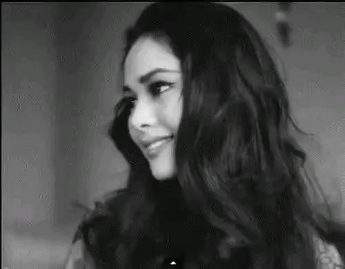 15岁当妓女,22岁成总统夫人,53岁全裸写真,她活成最率真女王!