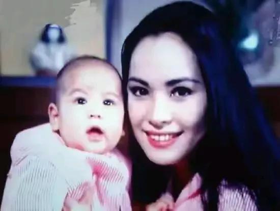 15岁当妓女,22岁成总统夫人,53岁全裸写真,她活成最率真女王!