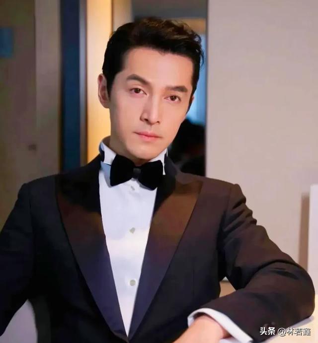 胡歌一家日本度假被偶遇,1岁女儿小茉莉罕见露面,胖嘟嘟很可爱