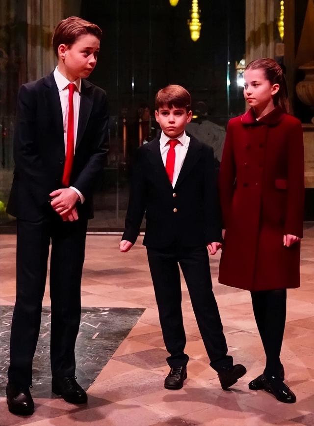 11岁乔治从“乔胖”变帅气少年,颜值不输威廉,大长腿绅士范十足