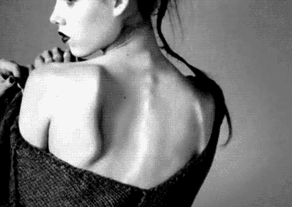 直角肩蝴蝶骨翘臀,你引以为豪的“性感体态”,实则是“火坑”