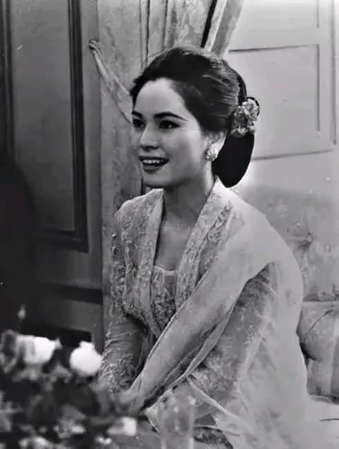 15岁当妓女,22岁成总统夫人,53岁全裸写真,她活成最率真女王!