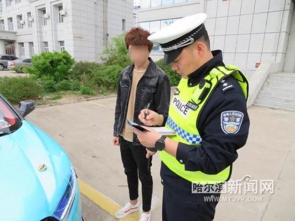 小伙给车“变装”改色加“尾喉”,感觉很拉风丨果然,这回……交警注意到他了