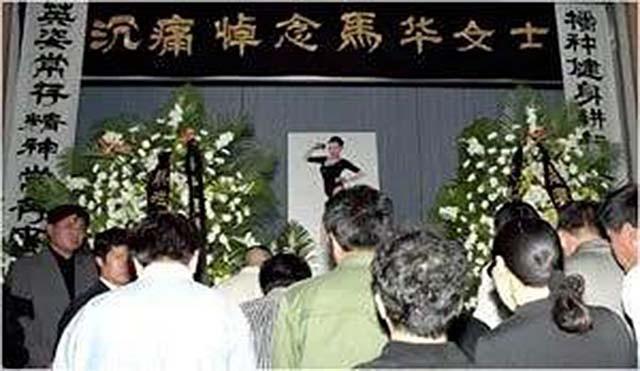 “健美女皇”马华41岁病逝,将军父亲痛哭,丈夫绝望下求神拜佛