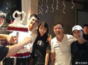 姜潮麦迪娜甜蜜庆生 又搂又亲热恋不减