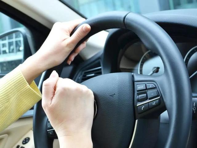 汽车喇叭“暗语”揭秘:按“一下,两下,长按各是什么意思?