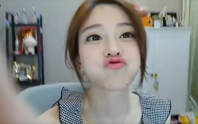 冯提莫瑜伽直播意外走光!质疑她是故意为之,因为她太懂直播了