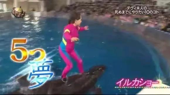 15岁当妓女,22岁成总统夫人,53岁全裸写真,她活成最率真女王!