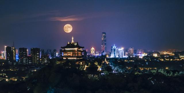 镇江上海:繁花绽放,宝总、汪小姐坐高铁共赴春天之约