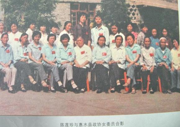 美女匪首被特赦后当了工人,毛主席逝世她在家自设灵堂哭昏好几次