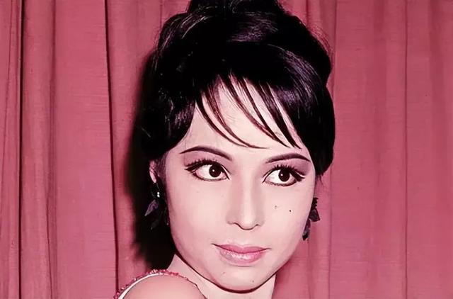 她是亚洲第一艳星,曾全裸出镜,当过间谍,后成中国卫星导航之母