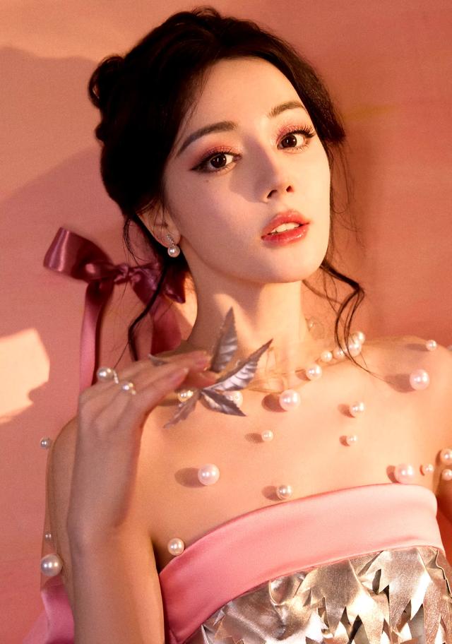 金鹤龙巧手绘“蛇女”,热巴惊艳诠释神秘魅力