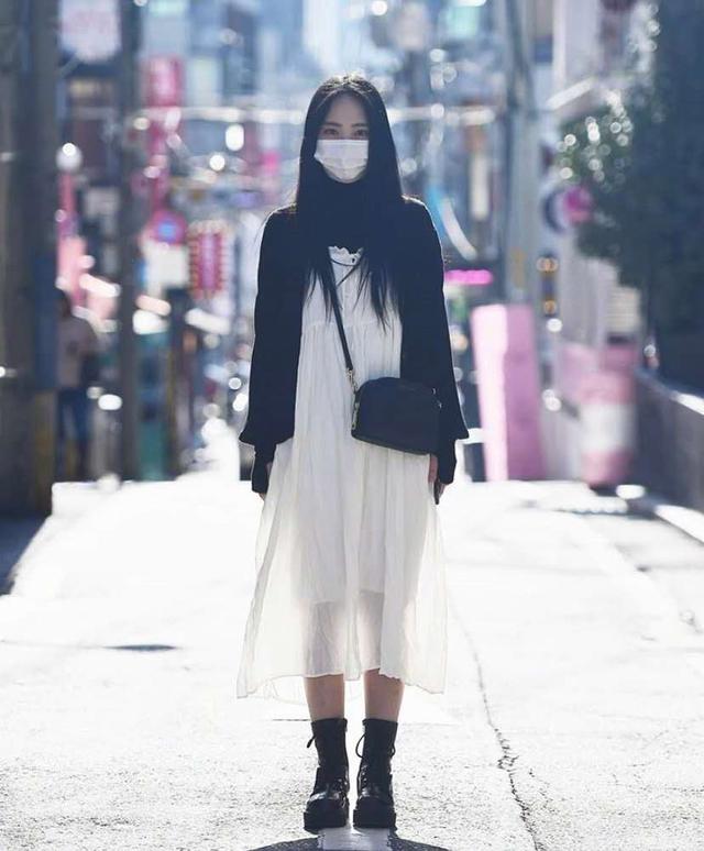 这些高人气的韩国街拍穿搭,你应该学学,简单且日常,个性还时髦