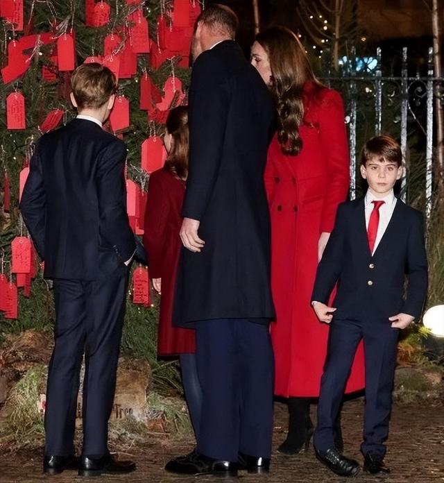 11岁乔治从“乔胖”变帅气少年,颜值不输威廉,大长腿绅士范十足