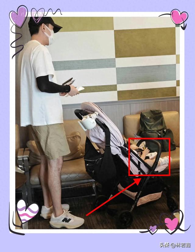 胡歌一家日本度假被偶遇,1岁女儿小茉莉罕见露面,胖嘟嘟很可爱