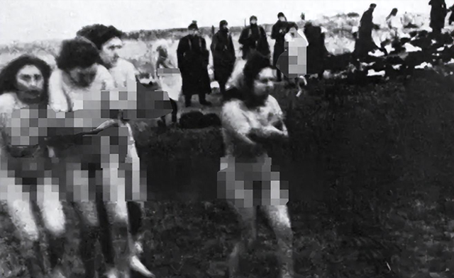 侵华日军残酷暴行,女子为活命脱下衣服让日本人拍摄,侮辱至死