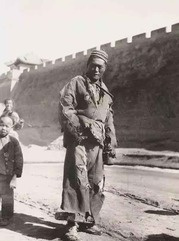 侵华日军残酷暴行,女子为活命脱下衣服让日本人拍摄,侮辱至死