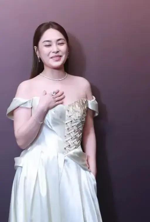 阿娇的“大粗腿”,撕碎了多少女明星的“虚伪”面具