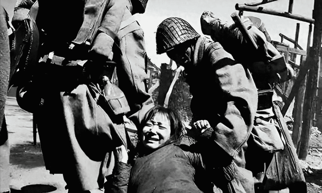 侵华日军残酷暴行,女子为活命脱下衣服让日本人拍摄,侮辱至死