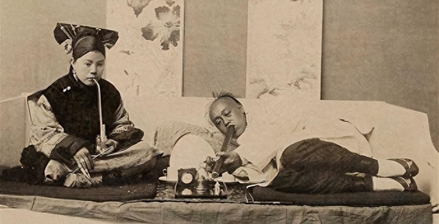 侵华日军残酷暴行,女子为活命脱下衣服让日本人拍摄,侮辱至死