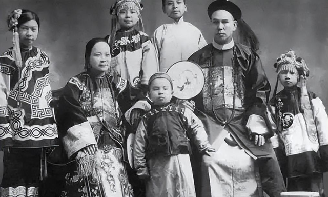 侵华日军残酷暴行,女子为活命脱下衣服让日本人拍摄,侮辱至死